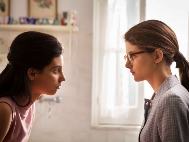 SNC_da sinistra Gaia Girace (Lila Cerullo) e Margherita Mazzucco (Elena Greco)episodio 2_foto di Eduardo Castaldo_ (1) (1)